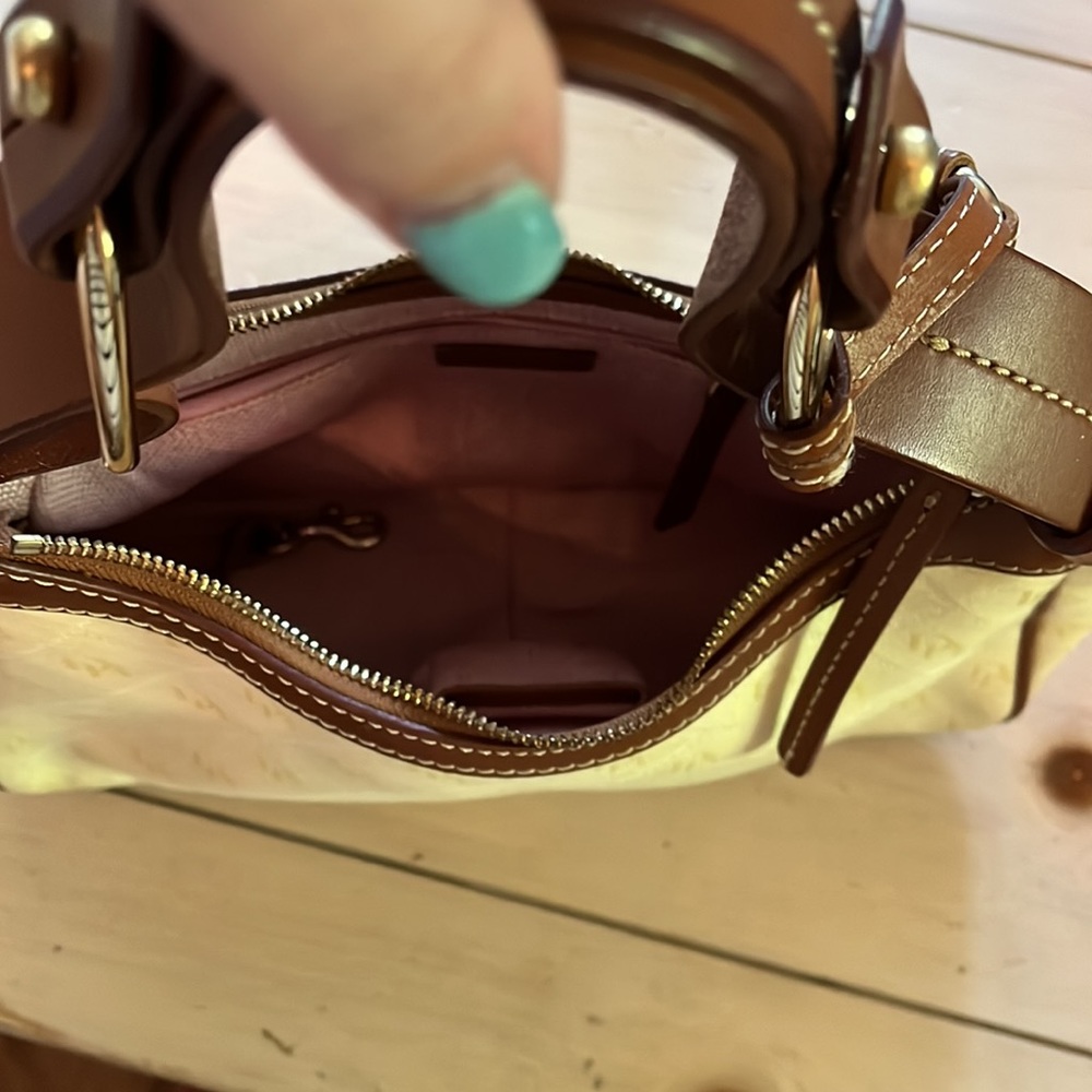 Dooney and Bourke light yellow shoulder bag - Picture 4 of 4